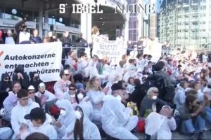 Masive proteste ecologiste contra traficului poluant, la Salonul Auto de la Frankfurt