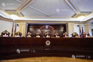 CCR: Preşedintele să emită de îndată decretele de revocare a miniştrilor şi pe cele de desemnare a interimarilor