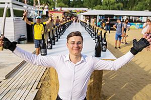 Daniel Frumusachi, cel mai tânăr somelier din România şi Republica Moldova, are deja două recorduri în Guinness Book