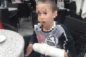 Copil bătut şi umilit de colegii de şcoală. „Fratele meu a ajuns acasă plângând de durere, cu mâna ruptă”