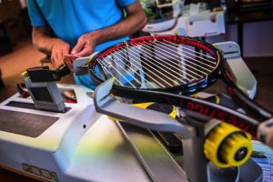 Cum câştigi o rachetă de tenis un voucher şi bilete la semifinalele si finala Sibiu Open