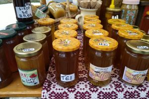 Apicultorii pot solicita bani de la stat. Până când se depun cererile la Direcţia pentru Agricultură BN