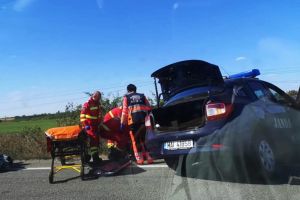 FOTO. Maşina Jandarmeriei, lovită de un şofer ce venea spre Satu Mare. Trei răniţi!