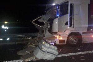 FOTO VIDEO Accident mortal pe autostradă între Deva şi Lugoj. Doi oameni spulberaţi de un TIR