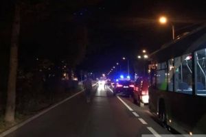 Femeie lovită pe trecerea de pietoni, pe strada Buzeşti. Șoferul a fugit de la locul accidentului