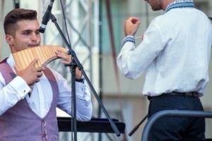 Tânăr naist, solist în concertul din aer liber al Filarmonicii