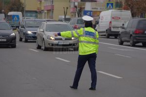 Dacă ţii telefonul în mână la volan şi nu ai centura ori ai uitat să aprinzi luminile, ...