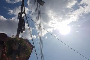 Îngroparea cablurilor aeriene, scoasă la licitaţie de Primăria Suceava