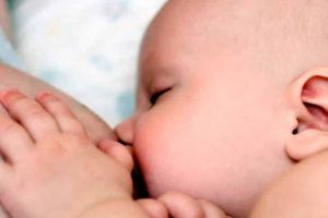 Lege pentru promovarea alăptării: De anul viitor, vor fi interzise reclamele la biberoane, tetine şi formule de lapte praf