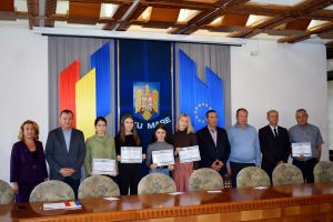 FOTO. Elevii de nota 10 din judeţul Satu Mare, premiaţi de prefect