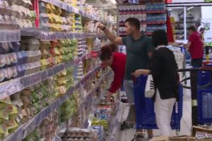 Cum rezistă micile magazinele de proximitate din Piteşti în faţa marilor retaileri