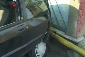 ACCIDENT rutier în Vurpăr, pe DJ 107A. O şoferiţă a luat la ţintă gardul unui imobil şi o ţeavă de gaz, după ce a pierdut controlul asupra autoturismului