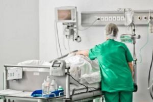 Pacienta din ambulanţa implicată în accidentul de la Ploieşti, în stare critică, la Spitalul Judeţean