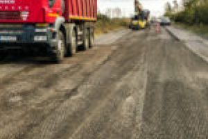 Asfalt fierbinte, turnat în timp record, înainte de vizita premierului Viorica Dăncilă!