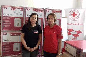 FOTO  – Crucea Roşie ajută copiii din 16 şcoli sibiene să aibă apă caldă