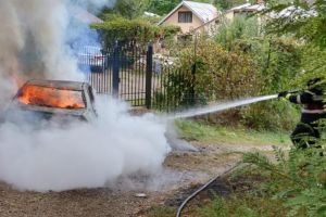 O maşină a ars ca o torţă în cartierul Iţcani