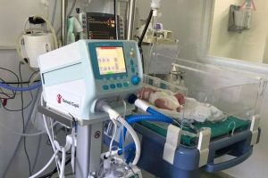 Salvaţi copiii a dotat Maternitatea Alba Iulia cu primul ventilator neonatal şi Spitalului Municipal Sebeş cu cinci kit-uri ventilaţie de tip Bubble CPAP pentru nou-născuţi