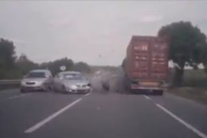 VIDEO: Carambol surprins live de o cameră de bord