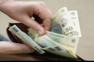 Au încercat să înşele o vârstnică de 75 de ani cu electrocasnice în valoare de 9.000 de lei. Doi bărbaţi, cercetaţi de poliţişti