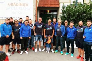 Sustinere cu greutate:  Rugbystii de la Tomitanii Constanta, alaturi de Maya Cristiana Sasu, in prima ei zi de gradinita (galerie foto)