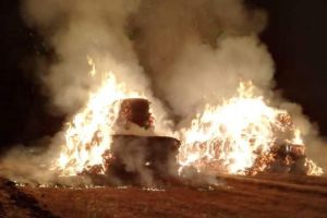 FOTO. INCENDIU la o stivă de baloţi de paie, în Petreşti. Intervin pompierii din Sebeş cu două autospeciale