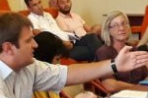 Eliminat de păpuşari cu experienţă, înainte să scormonească într-o afacere cu miros urât!