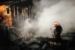Doua locuinte si o anexa, mistuite de flacari in judetul Prahova