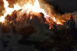 FOTO Incendiu la Caşolţ – Au ars 40 de tone de fân