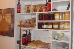 Puteţi rezista ispitei? La Schitul Florica primiţi prăjituri, miere, vin