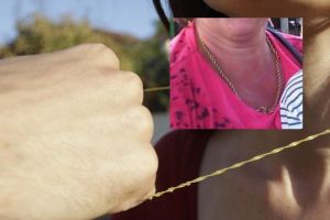 Femeie jefuită pe stradă, în micro 6. Familia face apel la casele de amanet