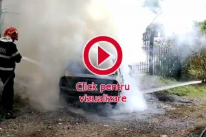 O maşină aflată pe o stradă din Iţcani a ars ca o torţă