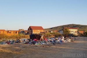 Nu s-a schimbat nimic! Localnicii din Rontău acuză că ţiganii continuă să dea foc gunoaielor, pe câmpul de la marginea satului (VIDEO)