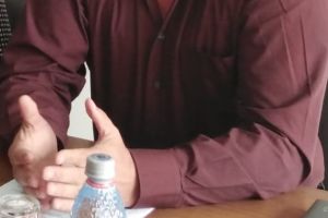 Un primar din Botoşani ia în râs activitatea prefectului: Mai urmează să facă poze în WC ca să arate dacă jetul urinar nu vine pe papuci