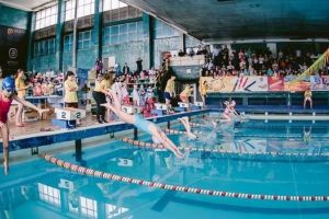 Elevii şelimbăreni de la clasa pregătitoare merg la cursuri gratuite de înot