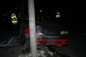 Accident! Un şofer de 73 de ani a intrat cu maşina într-un stâlp pe o stradă din Botoşani. Cum l-au găsit  poliţiştii!