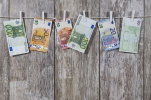 Medic clujean cercetat pentru luare de mită