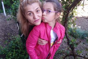 Tragedia de la Zăiceşti: Isabela şi mama sa erau nedespărţite. Sute de oameni s-au mobilizat pentru a-i da putere femeii să meargă mai departe