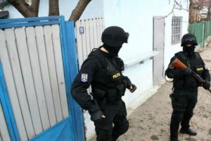 Perchezitii la un ploiestean banuit de furt. Ce au gasit politistii in casa barbatului