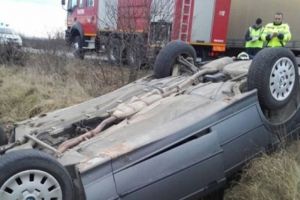 Accident grav la Baltesti. O masina s-a rasturnat in camp. Doi adulti si un bebelus au ajuns la spital