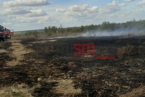 FOTOGALERIE. Incendiu de amploare în judeţ. Pompierii intervin de urgenţă