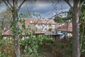 FOTO Zeci de familii ameninţate cu evacuarea din locuinţe la Cisnădie – „Unde să ne ducem noi? Avem copii mici”