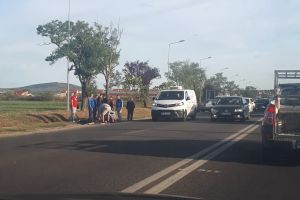 Accident pe DN 76, la intrarea în Sânmartin. Un motociclist a fost rănit, trafic îngreunat (FOTO/VIDEO)