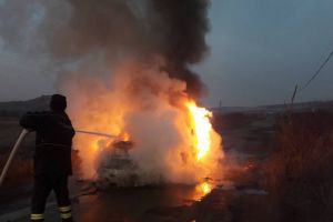 Un tânăr de 24 de ani, fără permis de conducere, s-a răsturnat în comuna Ditrău, cu un autoturism care, după impact, a luat foc