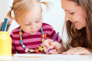 Ajutoare de până la 710 lei de la stat pentru angajarea unor bone, în funcţie de veniturile familiei. Condiţii de acordare