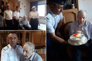 FOTO. Veteranul de război Gheorghe Stremţan, sărbătorit la împlinirea vârstei de 100 de ani, de elevi şi cadre militare de la Colegiul Naţional Militar „Mihai Viteazul” din Alba Iulia