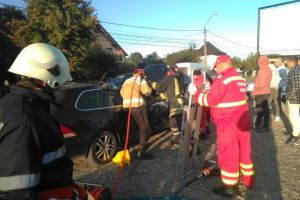 Doi răniţi, dintre care unul în comă, după ce maşina cu care circulau a intrat într-o ...