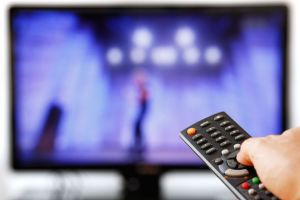 Câţi bani dai în plus la factura de curent dacă laşi în priză televizorul sau încărcătorul de telefon