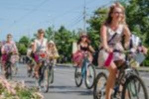 Fete cochete pe biciclete! Reşiţa, pregătită pentru zâmbete elegante pe două roţi
