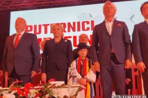 FOTO, LIVE VIDEO. Viorica Dăncilă, la Alba Iulia a intrat pe piesa ”Ochiul Tigrului” (Eye of The Tiger) în sala de la Casa de Cultură a Studenţilor