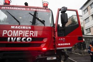 Un bărbat băut, bolnav psihic, s-a urcat de două ori pe o schelă din Piaţa Unirii